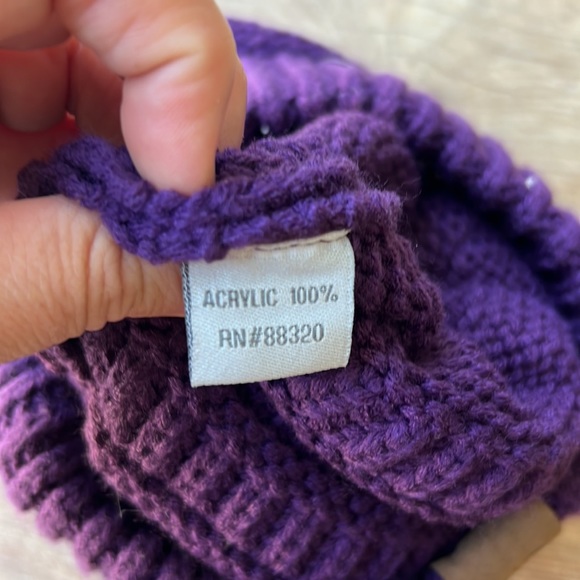 Women’s puff ball beanie - Picture 2 of 3